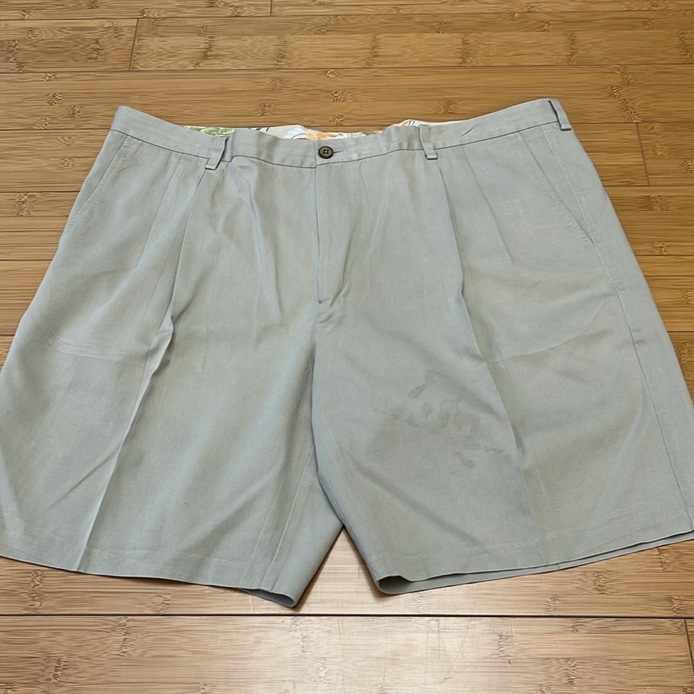Tommy Bahama  Beige silk/Cotton Pleated Dress Shorts size 44